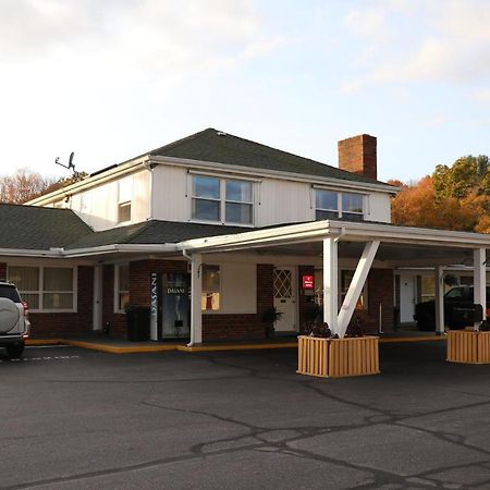 Elite Inn Moosup Exterior photo