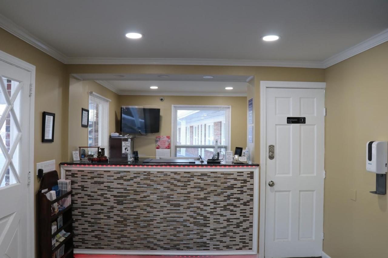 Elite Inn Moosup Exterior photo